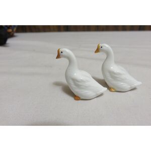BUG HOUSE MINIATURES MADE IN JAPAN 1 1/4 INCH TALL PAIR OF GEESE